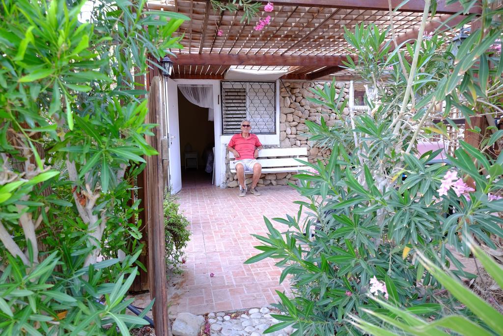 Gil'S Guest Rooms Neve Zohar Ruang foto