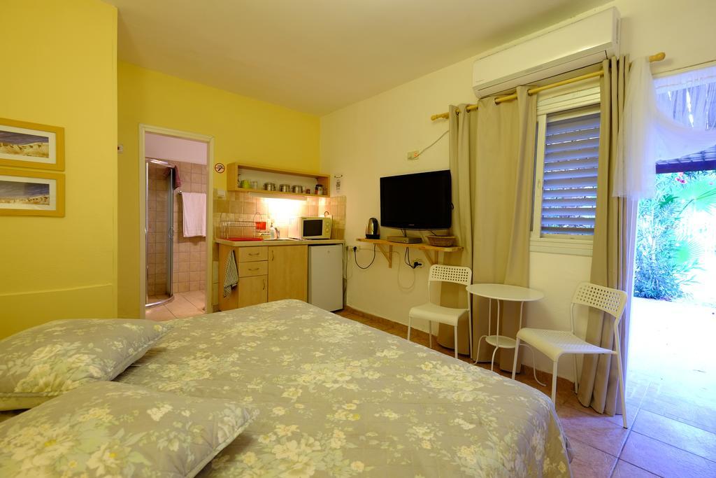 Gil'S Guest Rooms Neve Zohar Ruang foto