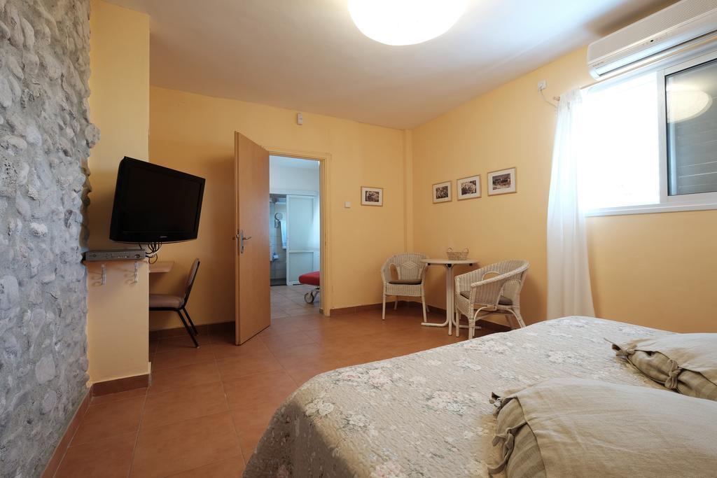 Gil'S Guest Rooms Neve Zohar Ruang foto