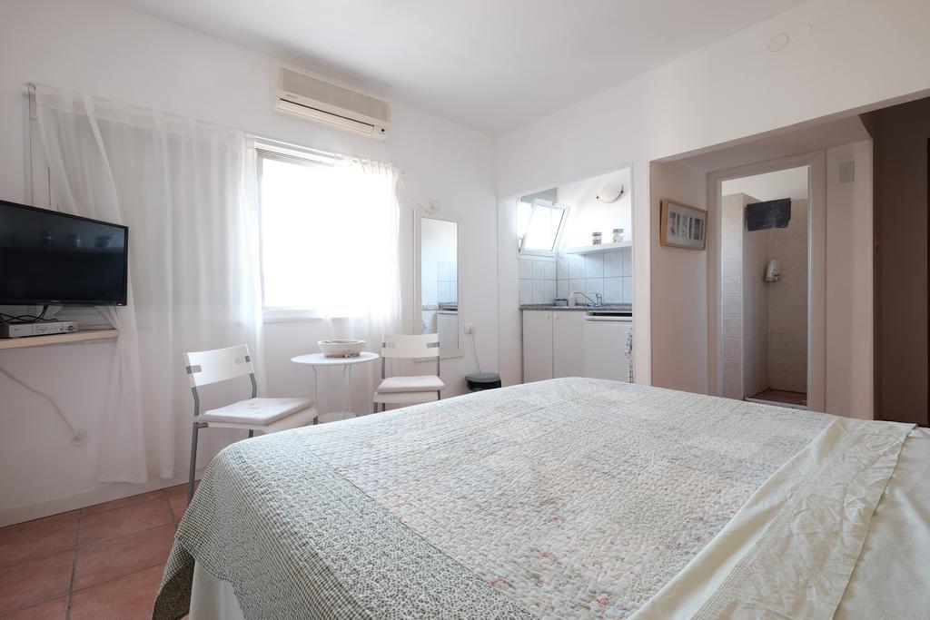 Gil'S Guest Rooms Neve Zohar Ruang foto