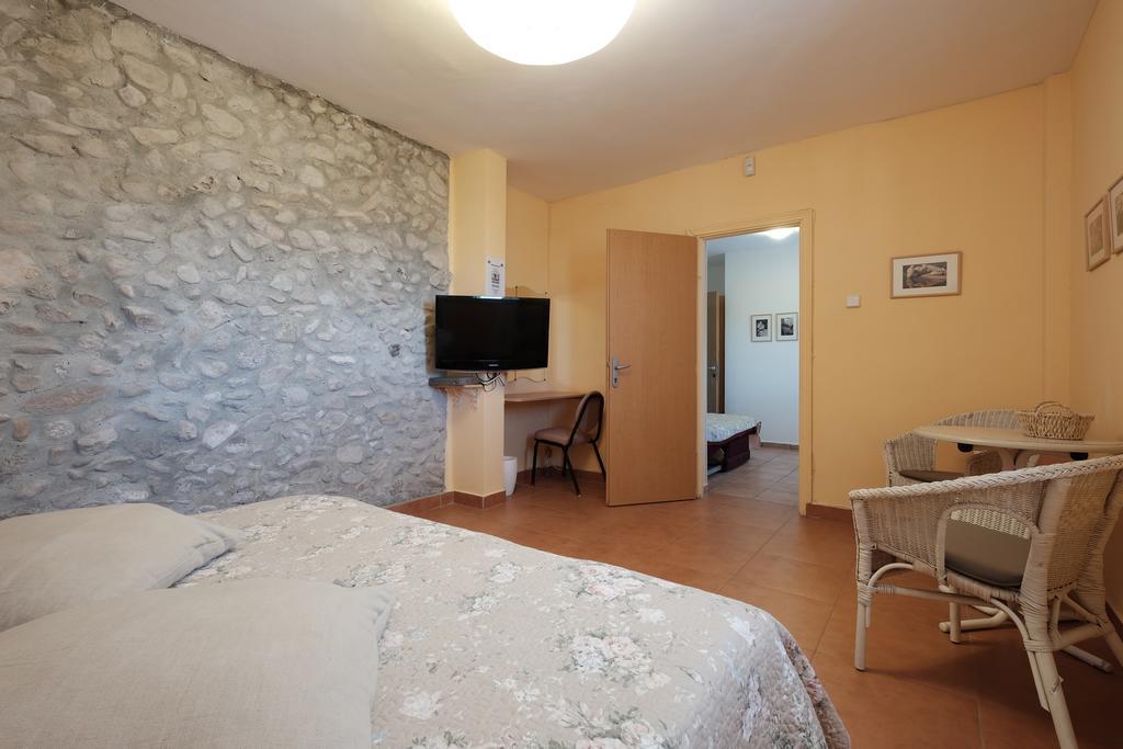 Gil'S Guest Rooms Neve Zohar Ruang foto