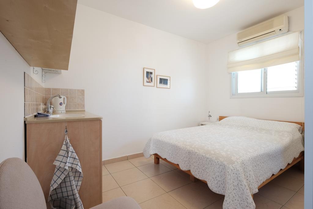 Gil'S Guest Rooms Neve Zohar Ruang foto