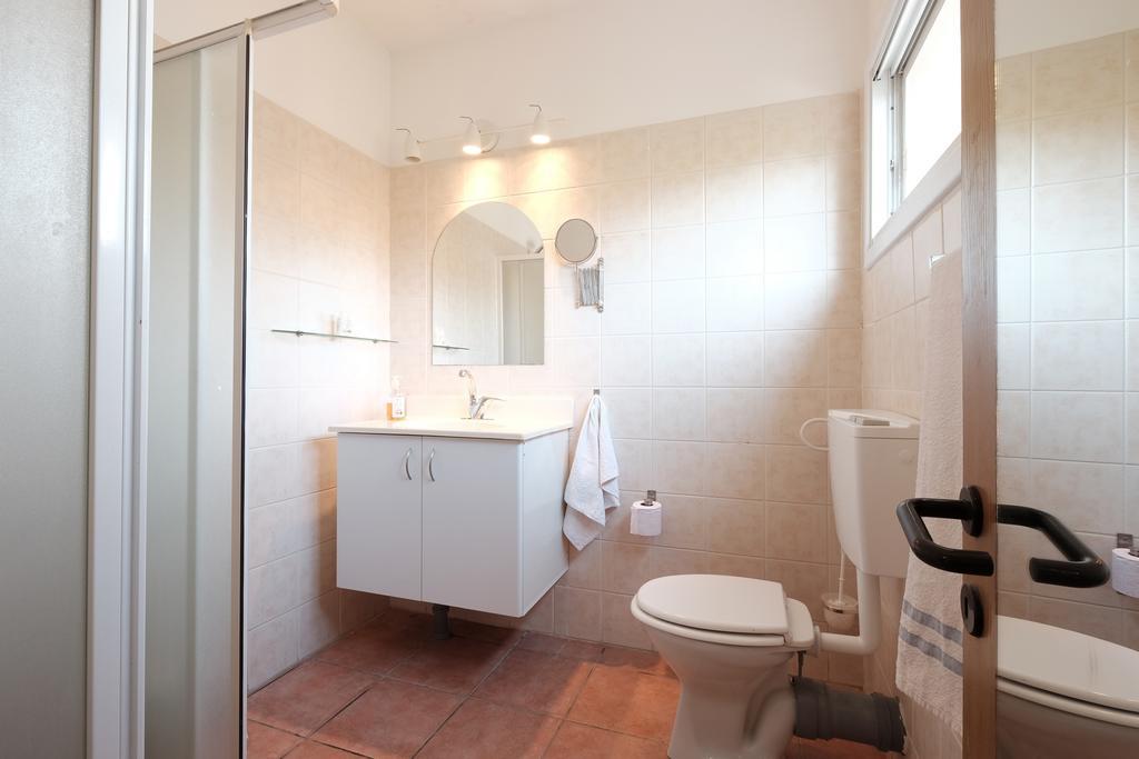Gil'S Guest Rooms Neve Zohar Ruang foto